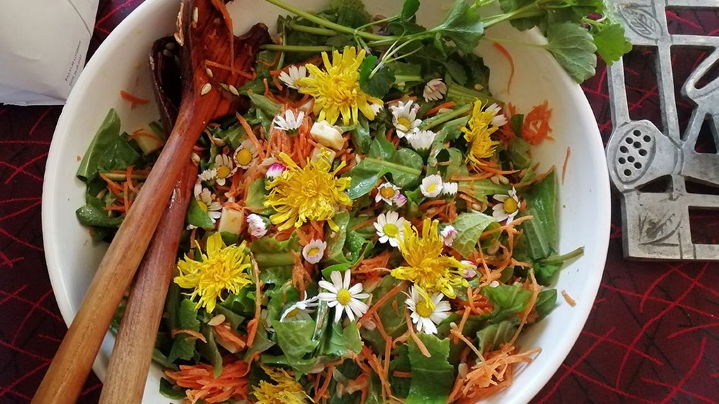 salade de feuilles et fleurs